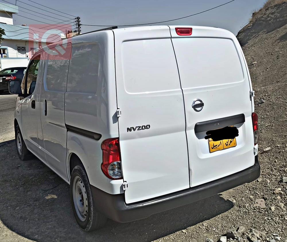 نيسان NV200